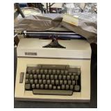 Vntg Royal typewriter w/ cover