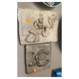 2 decorative plagues