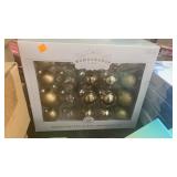 Wonder shop 42 glass ornament set