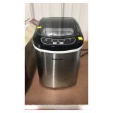 Magic Chef 27 pound counter top ice maker. 12 " x