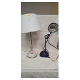 Lot of 2 lamps, one is a flexible desk lamp
