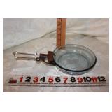 VTG PYREX SMALL SKILLET WITH REMOVEABLE HANDLE VTG PYREX SMALL SKILLET WITH REMOVEABLE HANDLE