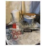 KITCHEN LOT - GLASSES, PITCHER, SALAD SPINNER, MOE