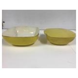 Retro Pyrex bowls yellow. 1 lid only