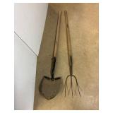 Spade and pitch fork.