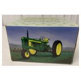 1/16 Ertl John Deere 520 w/box