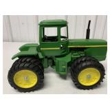 1/16 Ertl John Deere 8630 4WD Tractor w/Duals