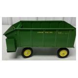 1/16 Ertl John Deere 112 Chuck Wagon