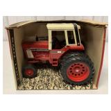 1/16 Ertl International 1586 Tractor w/Cab in box