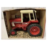 1/16 International 1086 Tractor w/Cab in box