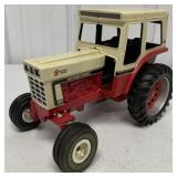 1/16 IH Farmall 1066 Tractor