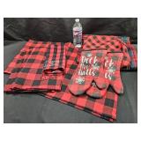 2 Tablecloths, 4 Placemats, Runner & Mits