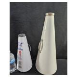 2 Megaphones