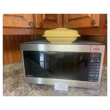 Panasonic Microwave & Tupperware Steamer Bowl