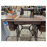Antique 1913 Singer ï¿½Red Eyeï¿½ Sewing Machine