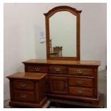 BASSETT DRESSER W/ MIRROR & NIGHTSTAND BASSETT DRESSER W/ MIRROR & NIGHTSTAND