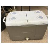Rubbermaid Cooler, Handle & Wheels