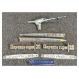 Vintage Emblems and Hood Ornaments : Ford B-700,