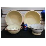 Porcelian enamel bowls and colanders 2 of each Porcelian enamel bowls and colanders 2 of each