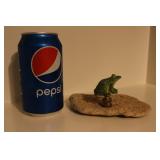 Frog on rock (2pc) Frog on rock (2pc)
