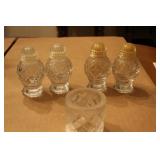Salt and pepper shakers napkin holder Salt and pepper shakers napkin holder