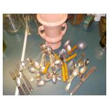 Cutlery lot w/ vase Cutlery lot w/ vase