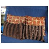 Throw pillows set.