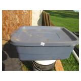 Rubber maid tote and 2 5 gallonn buckets