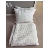 UGG 3-piece queen size bedding set - white bedspread and 2 pillow shams with pillows