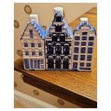 Delft Blue shaker set. Has crazing.