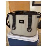 YETI Hopper 20 Soft Cooler - in good condition