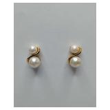 A double-drop "S" shape curve that wraps around two faux pearls. Possibly Anne Klein.
