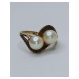 Vintage 10K Gold and freshwater pearl bypass ring, size 6, weighs 2 grams.