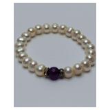 Natural 7-8mm white freshwater pearl bracelet featuring an 8mm purple amethyst gem bead accent.
