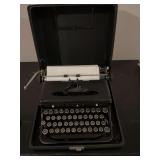Antique 1930s/ 1940s typewriter with case