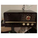Vintage Arvin AM FM radio.. appears to have never been taken out of box 14“ x 7 1/2“ x 6“