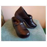 Black Dansko XP 2.0 clog, European size 40. Very little to no wear. Very nice.