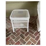 White resin wicker table with shell 20 1/2“ x 23“