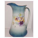 Hollinshead & Kirkham (H&K) Tunstall Staffordshire English pottery porcelain pitcher featuring a hand-painted floral motif of pansies with a blue-to-white shaded background and a gilt gold rim. Early 