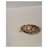 10K Black Hills gold ring with pearl. Size 7 weighing 1.8 g