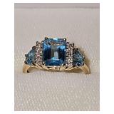 10K yellow gold ring with light blue and clear stones. Size 7 weighing 2.7 g.