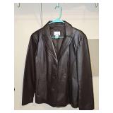 East 5th black leather single breasted jacket with seam pockets. Size large in very good condition.