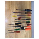 Grouping of both flat head and Phillips head screwdrivers