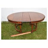 Mahogany veneer round extension table with one lea