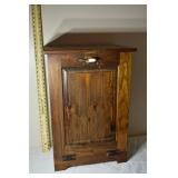 Lot: wood waste bin, table lamps; as is