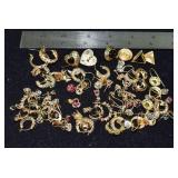Marked 14 kt gold jewelry: collection of earrings