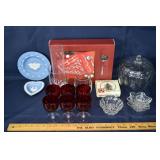 Lot: 6 cranberry glass stems, 2 Wedgwood dishes, L