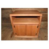 Oak finish wheeled 2 door kitchen station, 24x16x2