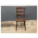 OAK SIDE CHAIR - IN VERY NICE SHAPE