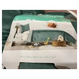 Pillowfort velvet quilt  Twin